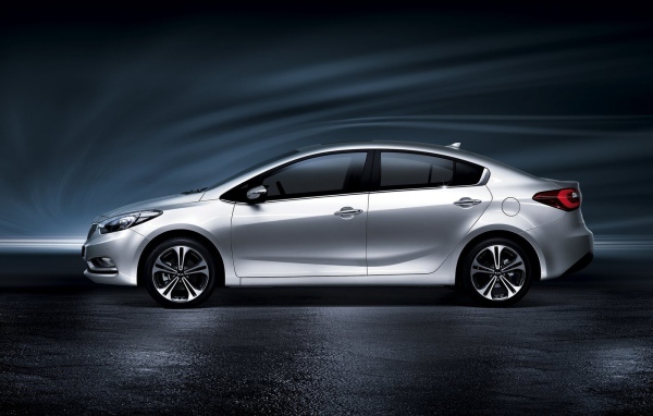 Красивый автомобиль Kia Cerato в Москве