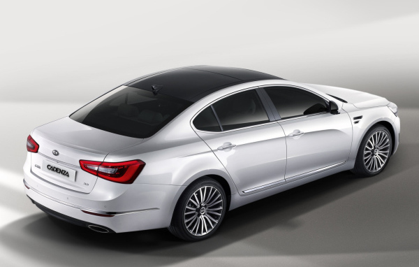 Автомобиль марки Kia модели Cadenza 2014 года