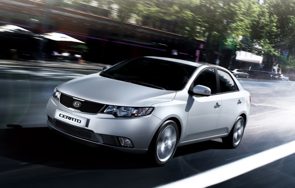  Автомобиль Kia Cerato на дороге