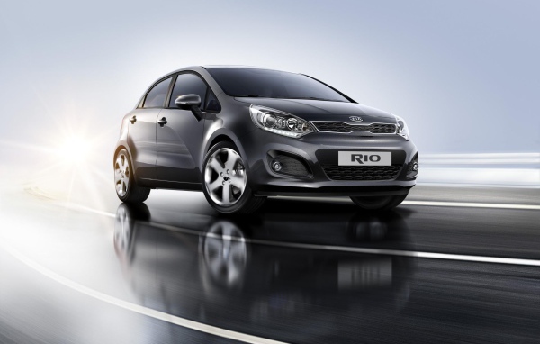 Автомобиль Kia  Rio на дороге