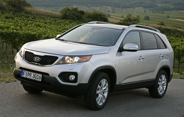  Автомобиль Kia Sorento на дороге