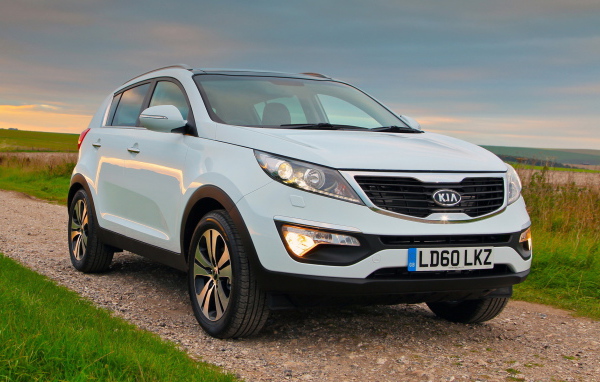  Автомобиль Kia Sportage на дороге