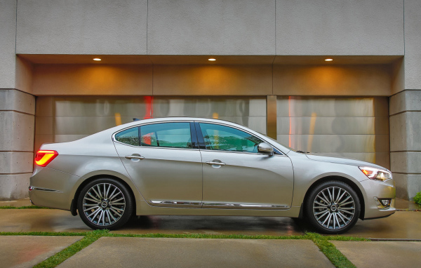 Надежная машина Kia Cadenza 2014 года