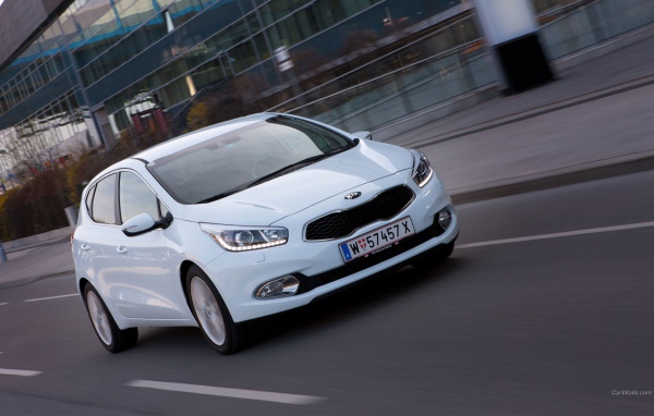 Белый автомобиль на улице