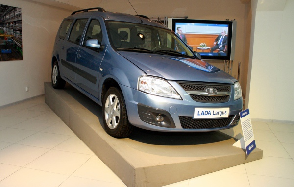 Lada Largus в автосалоне