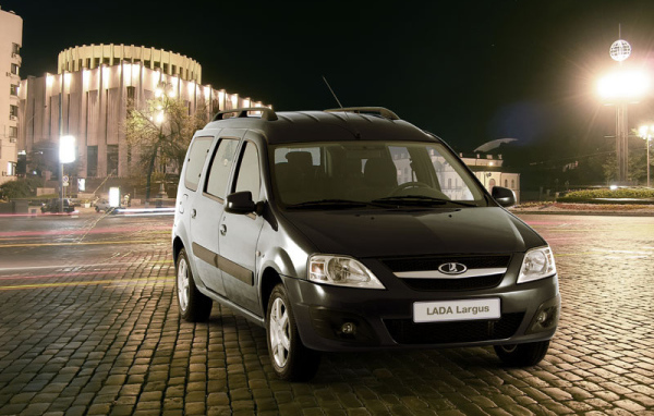 Lada Largus на фоне города