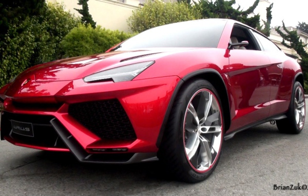 Красивый автомобиль Lamborghini Urus
