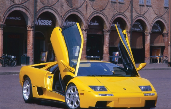 Автомобиль Lamborghini Diablo на дороге