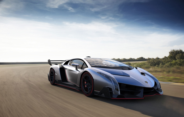Автомобиль Lamborghini Veneno на дороге