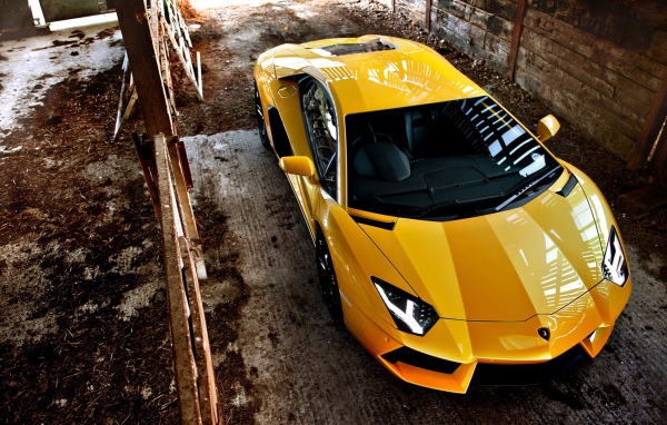 Машина Lamborghini aventador