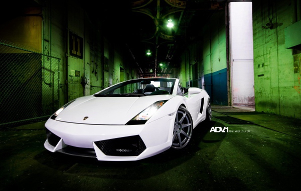 Белый Lamborghini gallardo spyder
