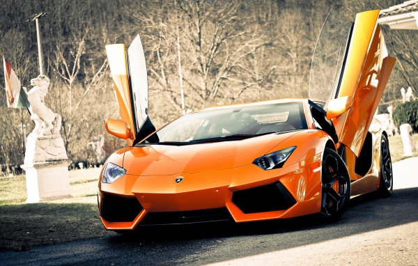 Супер автомобиль Lamborghini Aventador