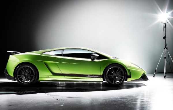 Зеленый Ламборджини около лампы