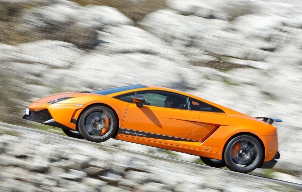 Оранжевый Ламборджини на скорости