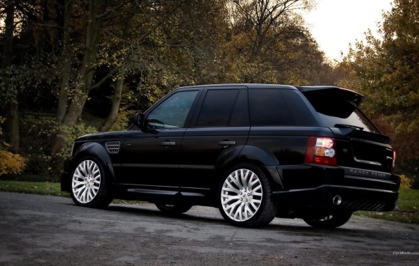 Черный Лэнд Ровер на природе