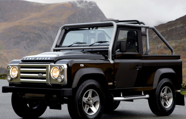 Автомобиль марки Land Rover модели Defender