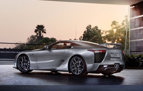 Серебристый Лексус