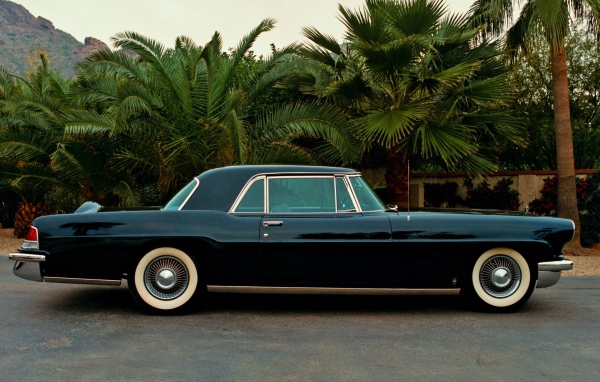 Красивый автомобиль Lincoln Continental в Москве