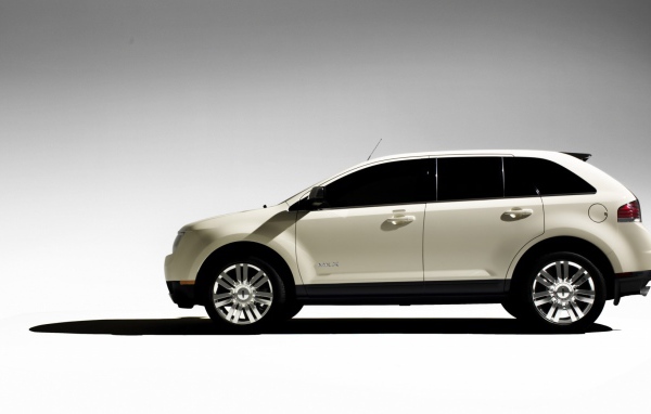 Красивый автомобиль Lincoln MKX в Москве