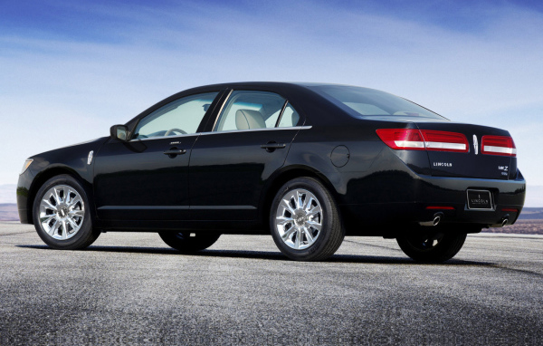 Красивый автомобиль Lincoln MKZ в Москве