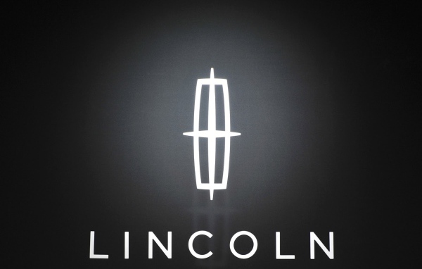 Красивый автомобиль Lincoln Navigator 2014