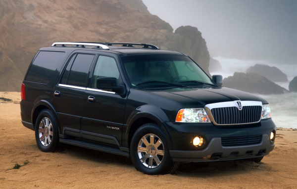 Красивый автомобиль Lincoln Navigator в Москве