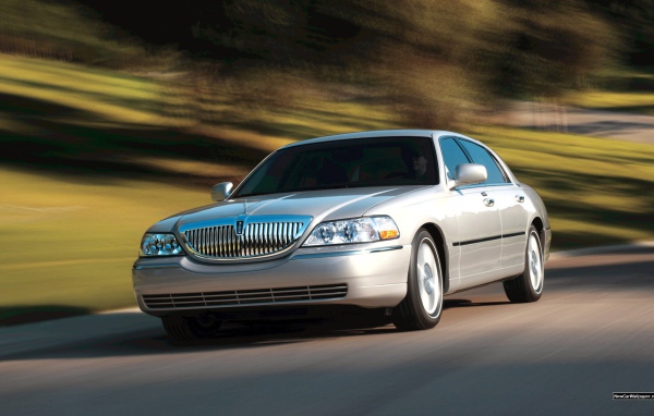 Красивый автомобиль Lincoln Town Car