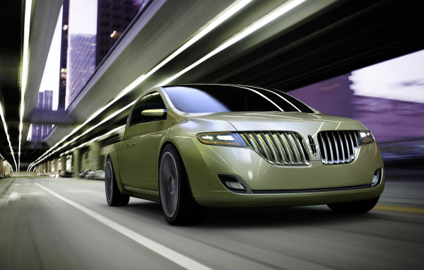 Красивый автомобиль Lincoln Town Car в Москве