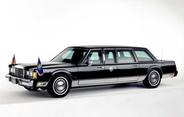 Автомобиль марки Lincoln модели Town Car