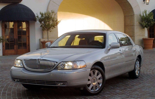 Дизайн автомобиля Lincoln Town Car
