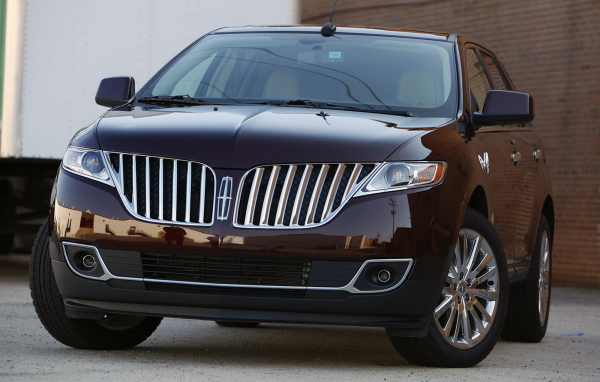 Автомобиль Lincoln MKX на дороге
