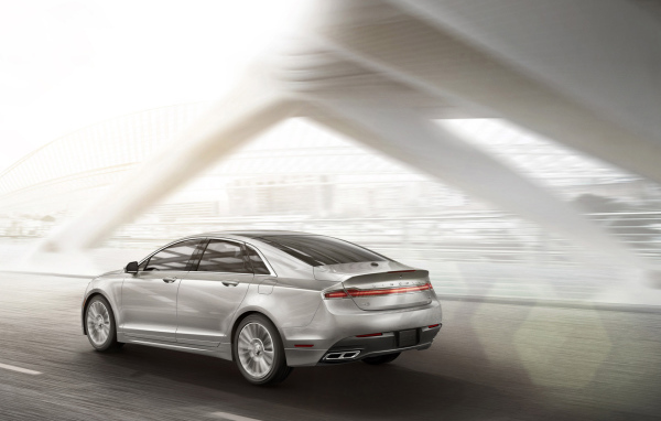 Автомобиль Lincoln MKZ на дороге