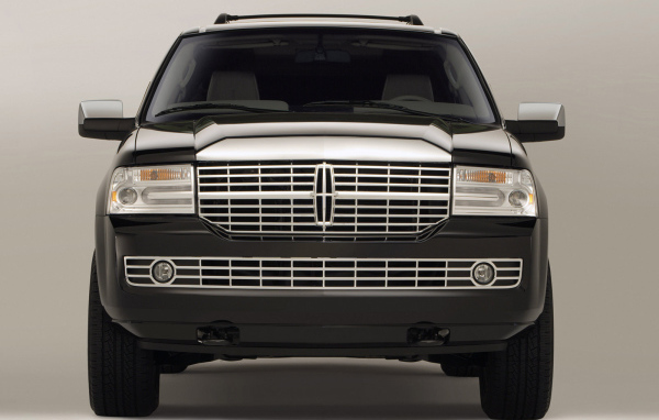 Автомобиль Lincoln Navigator на дороге