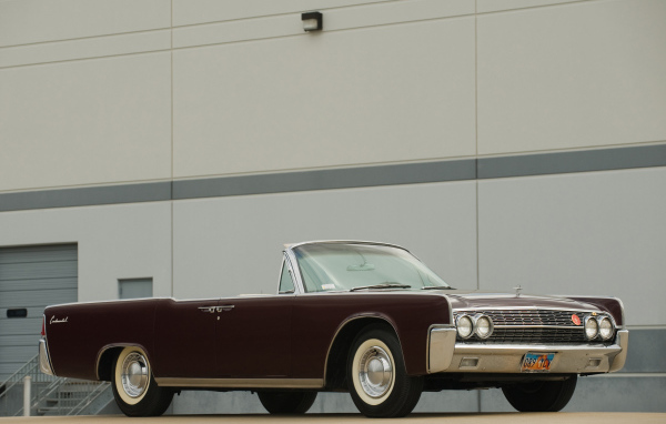 Надежная машина Lincoln Continental