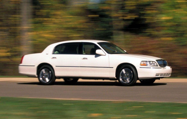 Надежный автомобиль Lincoln Town Car
