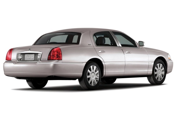 Новая машина Lincoln Town Car