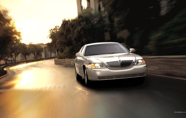 Автомобиль Линкольн на улице