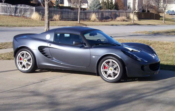 Lotus Elise на фоне города