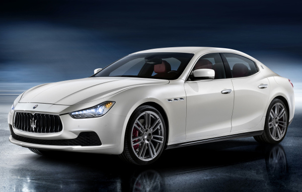 Красивый автомобиль Maserati Ghibli