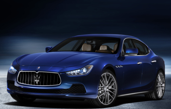 Красивый автомобиль Maserati Ghibli в Москве