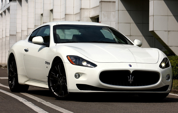 Красивый автомобиль Maserati Granturismo в Москве