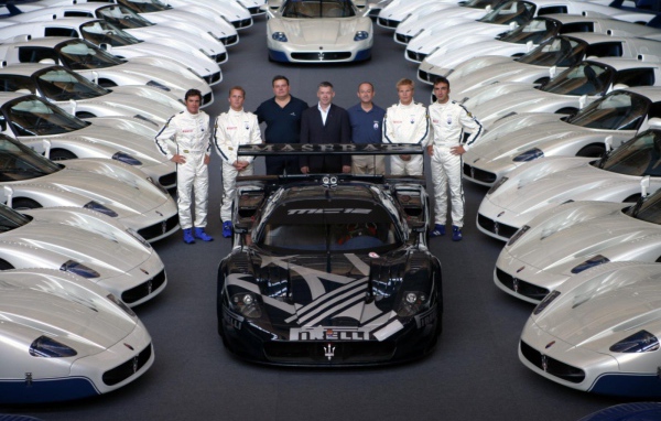 Красивый автомобиль Maserati MC12 в Москве