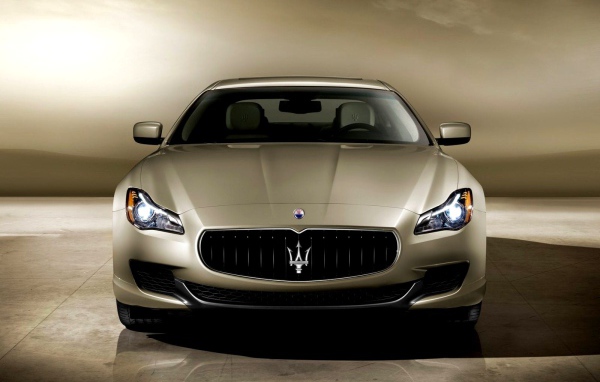 Красивый автомобиль Maserati Quattroporte