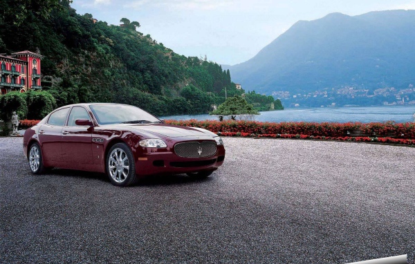 Красивый автомобиль Maserati Quattroporte в Москве