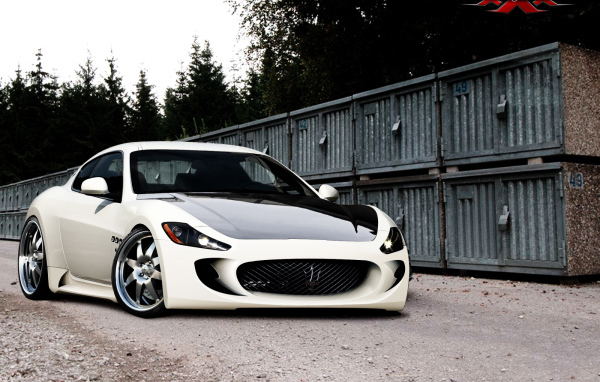 Автомобиль Maserati Granturismo на дороге