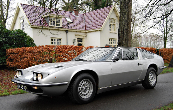 Автомобиль Maserati Indy на дороге