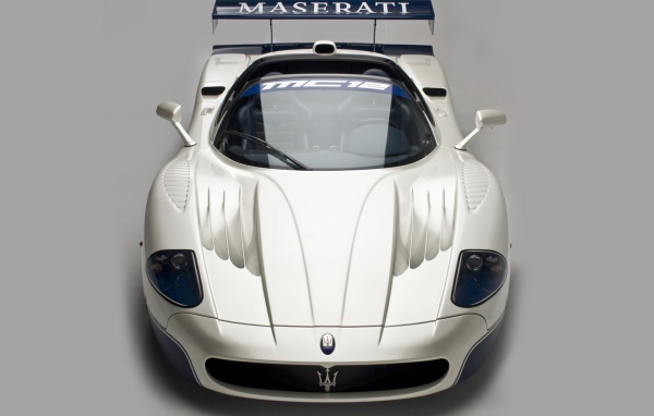 Автомобиль Maserati MC12 на дороге
