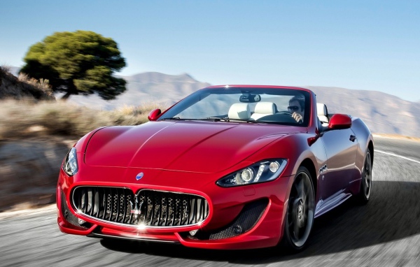 Красный спортивный Мазерати