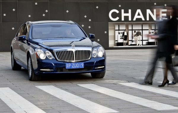 Автомобиль Maybach  62s на дороге