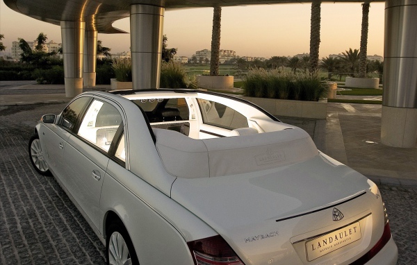 Автомобиль Maybach  Landaulet на дороге